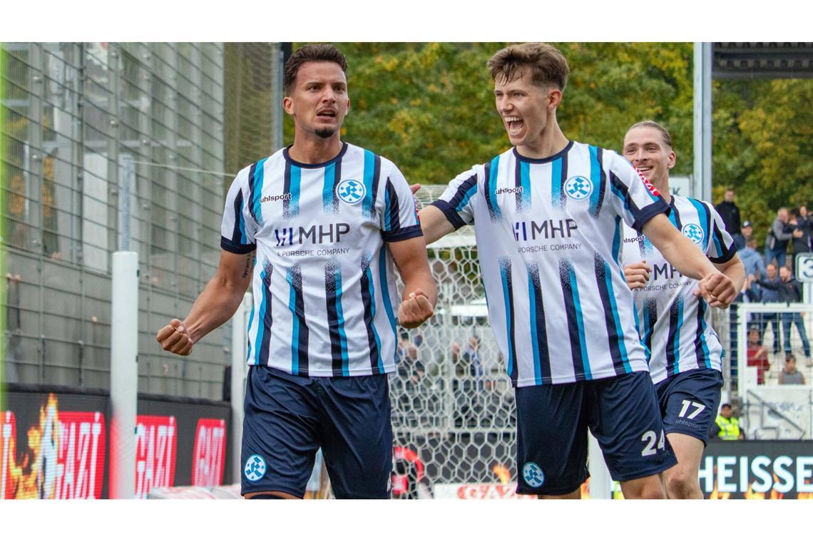 Vincent Schwab (re., neben Milan Petrovic) trifft am 7. März mit den Stuttgarter Kickers auf seinen Ex-Club TSV Steinbach Haiger.