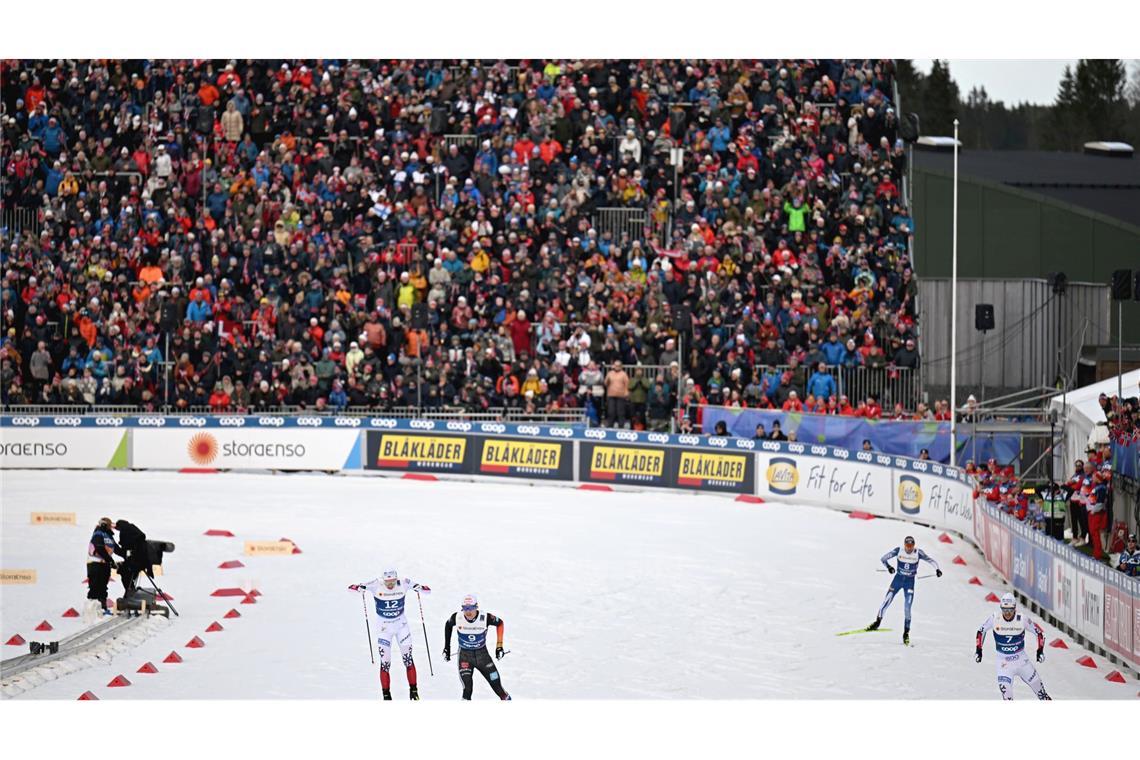 Kombinierer Geiger holt WM-Bronze bei Riibers Abschieds-Show Vinzenz Geiger (2.v.l.) holt im Zielsprint alles aus sich heraus.