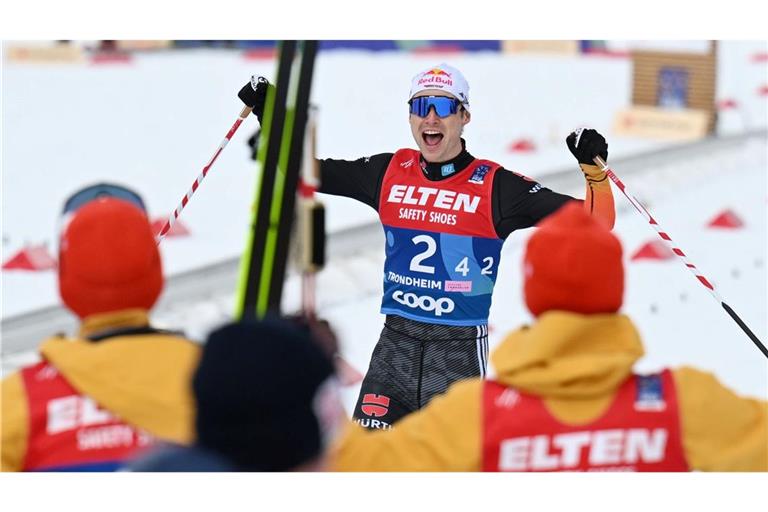 Vinzenz Geiger (M) läuft jubelnd in die Arme seiner Weltmeister-Kollegen.