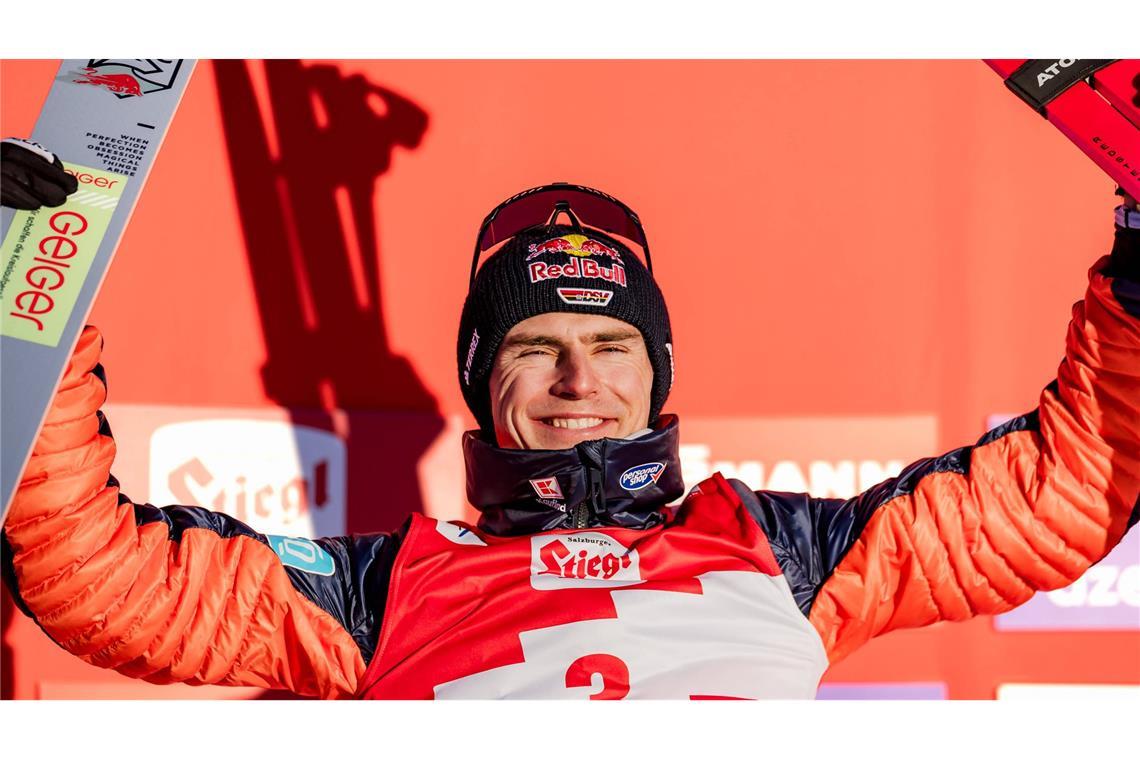 Vinzenz Geiger, nordische Kombination Der Moment, der den nordischen Kombinierer Vinzenz Geiger (28) am besten charakterisiert, liegt vier Jahre zurück. Im olympischen Rennen von Peking war Johannes Rydzek die Goldmedaille kaum noch zu nehmen, und trotzdem riskierte Vinzenz Geiger alles. Den Sieg für Deutschland, die Beziehung zu seinem Oberstdorfer Teamkollegen, sein Image. Er machte den Lauf seines Lebens, brachte in seinem Windschatten aber auch längst abgeschriebene Konkurrenten zurück an die Spitze. Am Ende sprintete Vinzenz Geiger zum Olympiasieg – die riskante Rechnung war aufgegangen. „Ich bin dafür bekannt“, sagte er hinterher, „dass ich auf meine eigene Stärke vertraue.“ Die hat ihm nach olympischem Team-Gold 2018 in Pyoengchang mittlerweile auch den Sieg im Gesamtweltcup (2025) eingebracht. Vor dem Start in die aktuelle Saison lag er zwar mit einem dreifachen Bänderriss, den er sich beim Fußball zugezogen hatte, länger auf Eis. Mittlerweile aber hat Vinzenz Geiger wieder Kontakt zur Spitze, er gewann am Samstag in Seefeld ein Rennen (unser Foto), liegt in olympischer Lauerstellung. Mehr braucht er nicht, um am Ende groß rauszukommen. Wie damals in Peking.