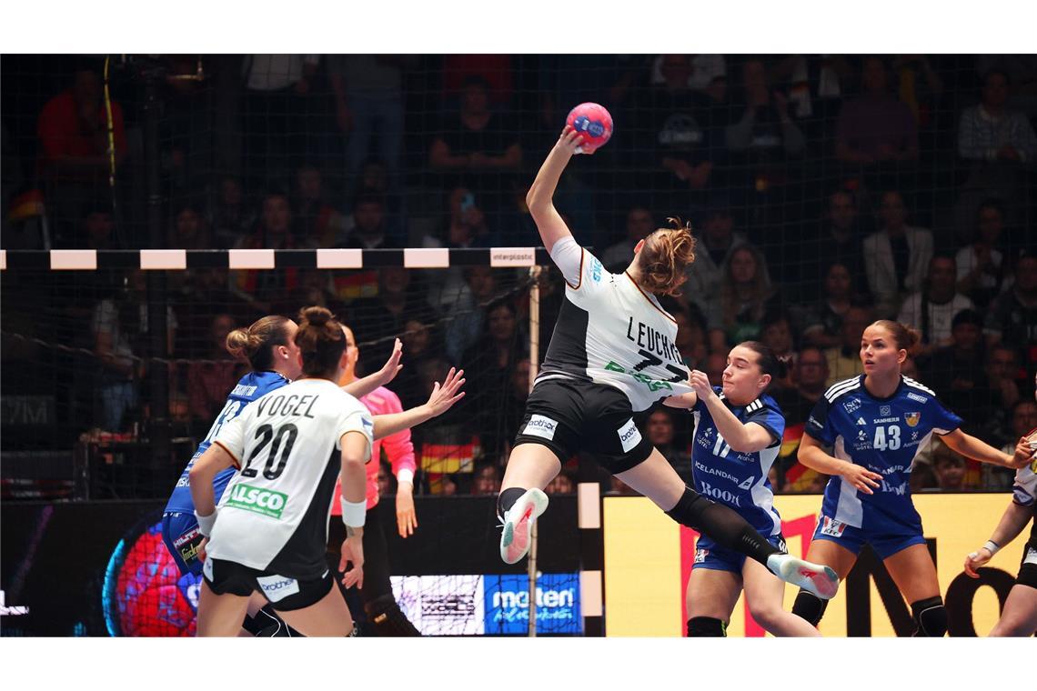 Viola Leuchter zieht aus dem Rückraum ab.