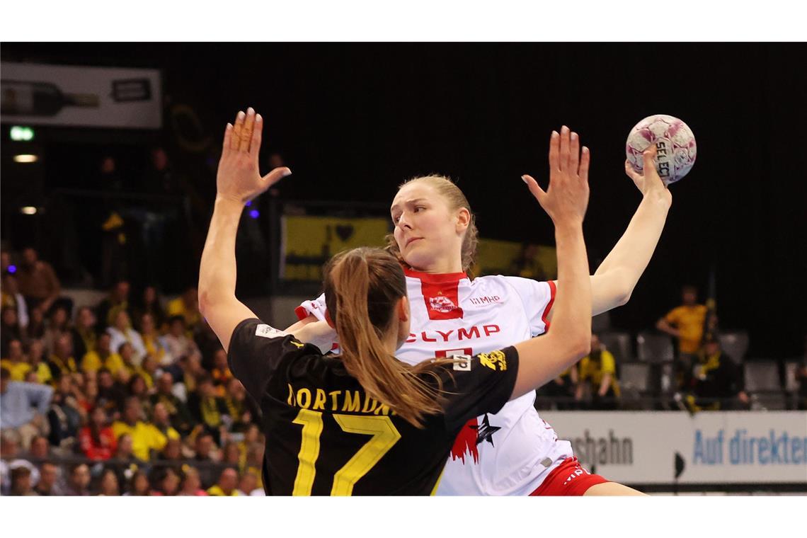 Dank Johanna Bundsens Paraden – HB Ludwigsburg zieht ins Finale ein Viola Leuchter zieht aus dem Rückraum ab.