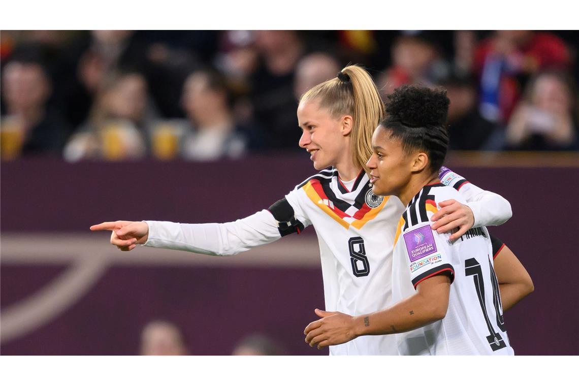 Vivien Endemann (l.) und Shekiera Martinez jubeln nach dem 1:0.