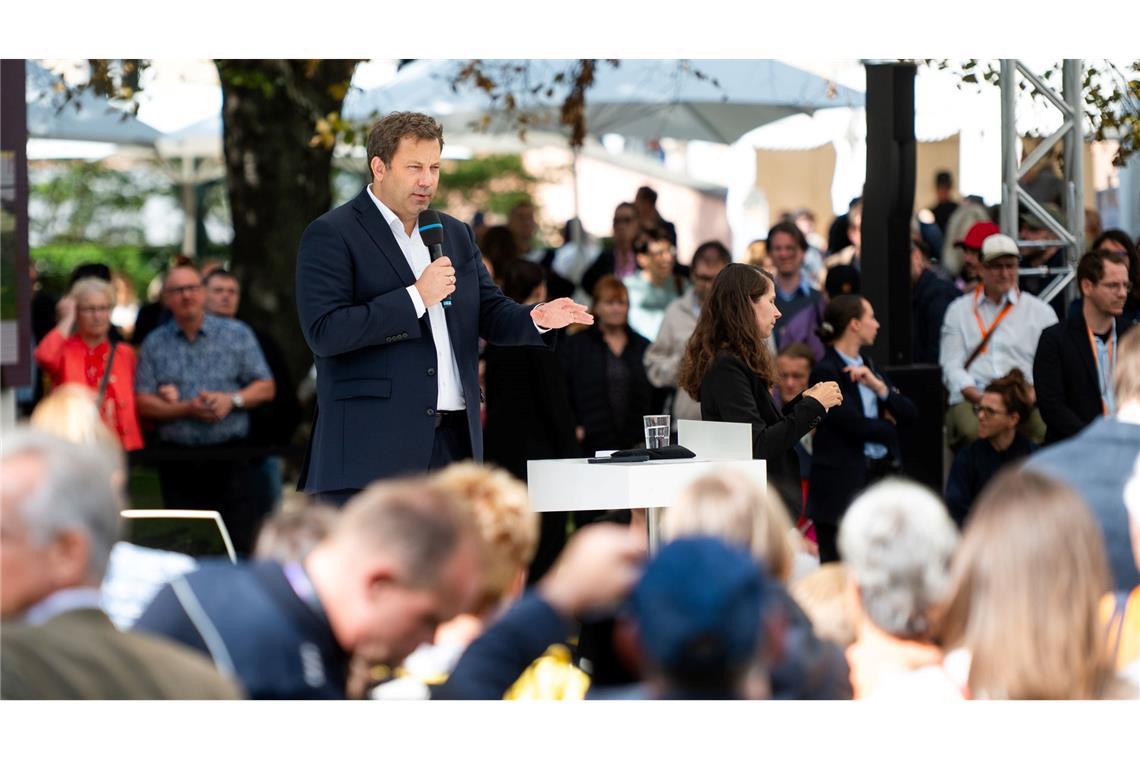 Vor dem "Herbst der Reformen" knirscht es in der Koalition Vizekanzler Klingbeil will ein sozial ausgewogenes Vorgehen.