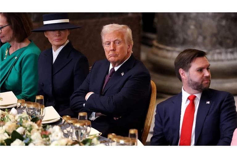 Vizepräsident J.D. Vance sitzt bei der Amtseinführung neben Präsident Donald Trump - den er auch gerne beerben würde.