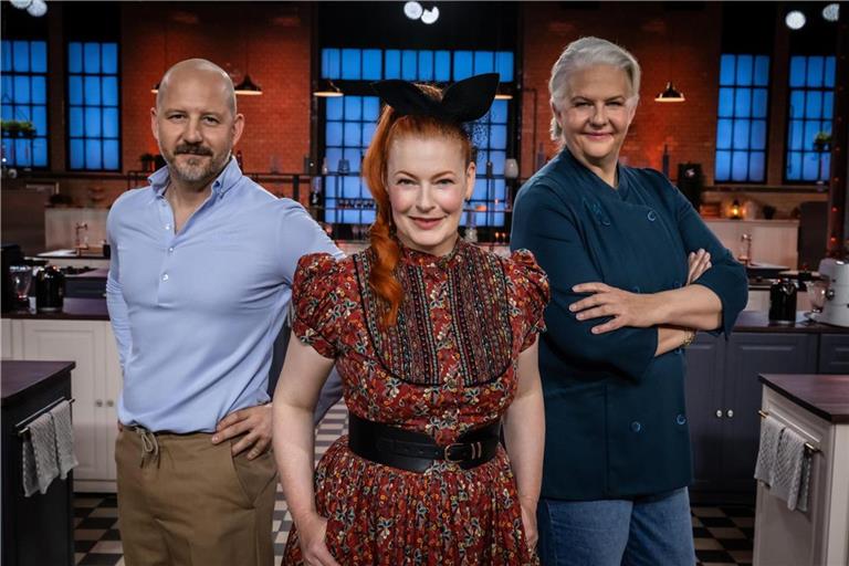 (v.l.n.r.) Christian Hümbs; Enie van de Meiklokjes; Bettina Schliephake-Burchardt