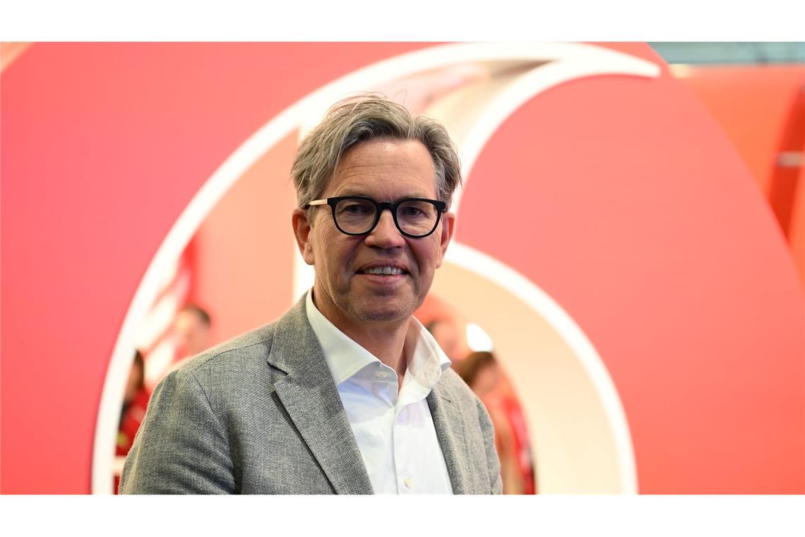 Telekom bringt Smartphone ohne sichtbare Apps auf den Markt Vodafone-Deutschlandchef Marcel de Groot vor einem großen Plastik-Logo seiner Firma.