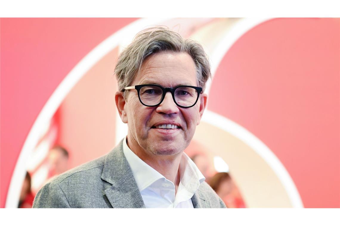 TV-Kunden: Vodafone verschärft Gangart bei "Schwarzsehern" Vodafone-Deutschlandchef Marcel de Groot wirbt um die früheren Kunden, die einst für das Fernsehsignal bezahlt haben - und es nun in wohl vielen Fällen nicht mehr tun.