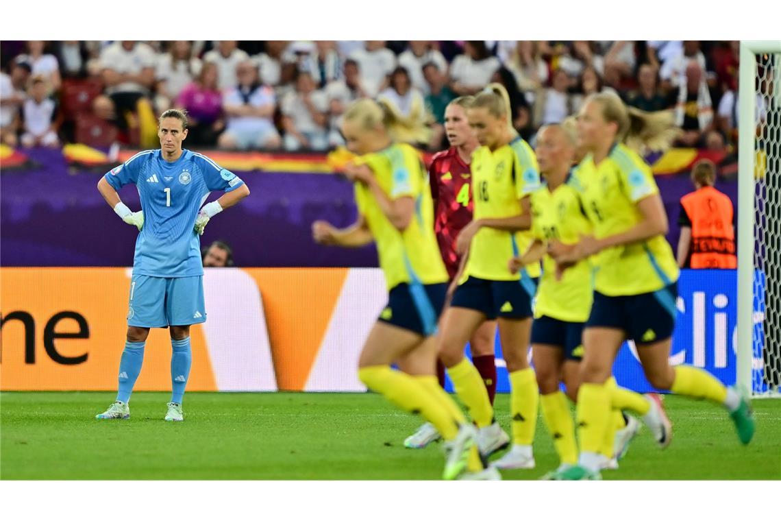 Erste Krisensitzung: Frust bei DFB-Team sitzt tief Völlig bedient ist Torhüterin Ann-Katrin Berger nach dem 1:4 gegen Schweden
