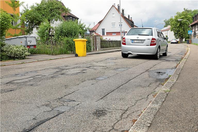 Völlig unstrittig ist, dass die Karlstraße in äußerst schlechtem Zustand ist. Die Stadt muss nun für die Generalsanierung allerdings sehr viel mehr Geld hinlegen, als geplant. Archivfoto: Jörg Fiedler