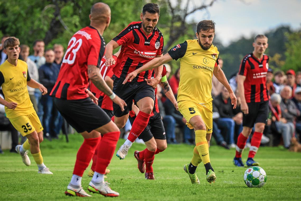 Die SG Sonnenhof Großaspach gibt sich keine Blöße Volkan Celiktas (am Ball) und Aspach waren der zwei Klassen tiefer spielenden Elf aus Breuningsweiler zwei Schritte voraus. Foto: Alexander Becher
