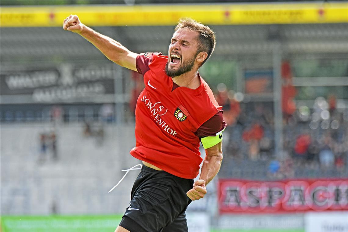 SG Sonnenhof Großaspach: Mit viel Geduld und ein wenig Glück ins Halbfinale Volkan Celiktas und Großaspach bejubeln den Einzug ins Halbfinale. Der Kapitän selbst besorgt beim 2:0-Erfolg kurz vor Schluss den Führungstreffer. Archivfoto Tobias Sellmaier