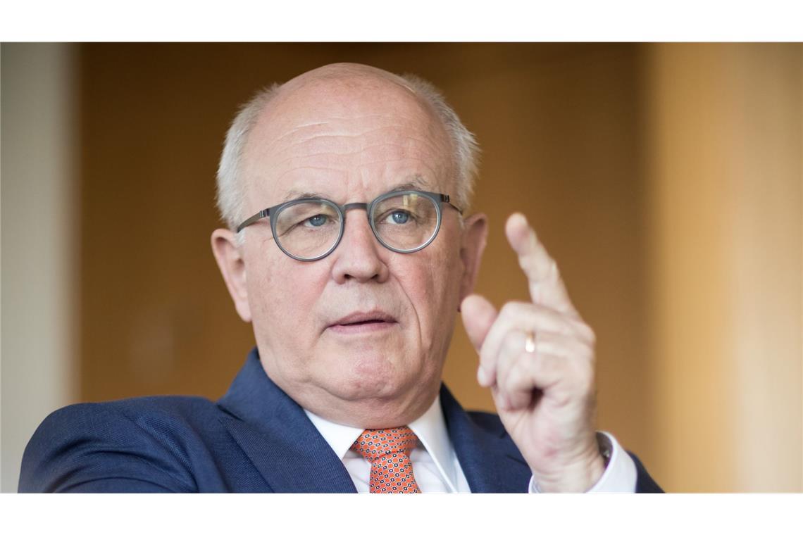 Volker Kauder sagt, Wirtschaftsthemen sind wichtiger als Asylpolitik.