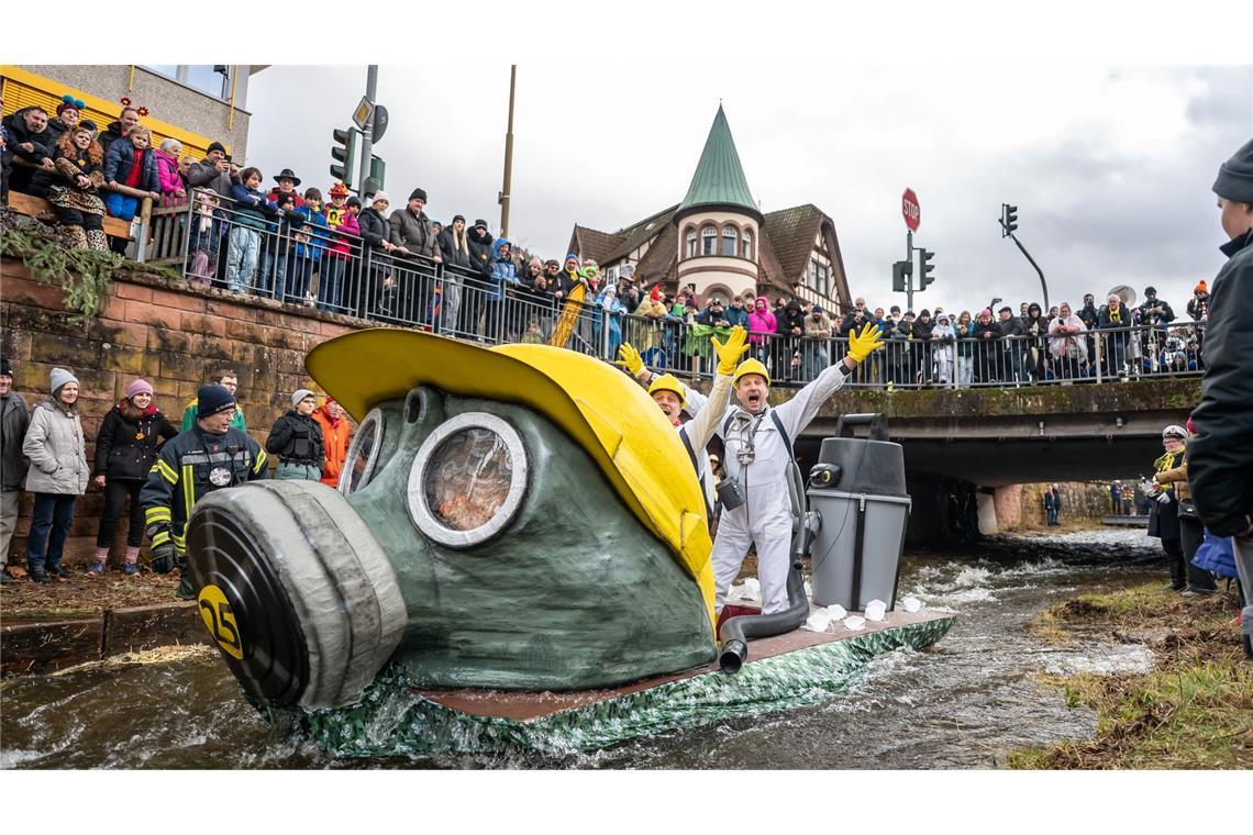 Volker Weißer und Oliver Schumacher fahren unter dem Motto "Dicke Luft in Schramberg Tal" während der Da-Bach-na-Fahrt auf der Schiltach.