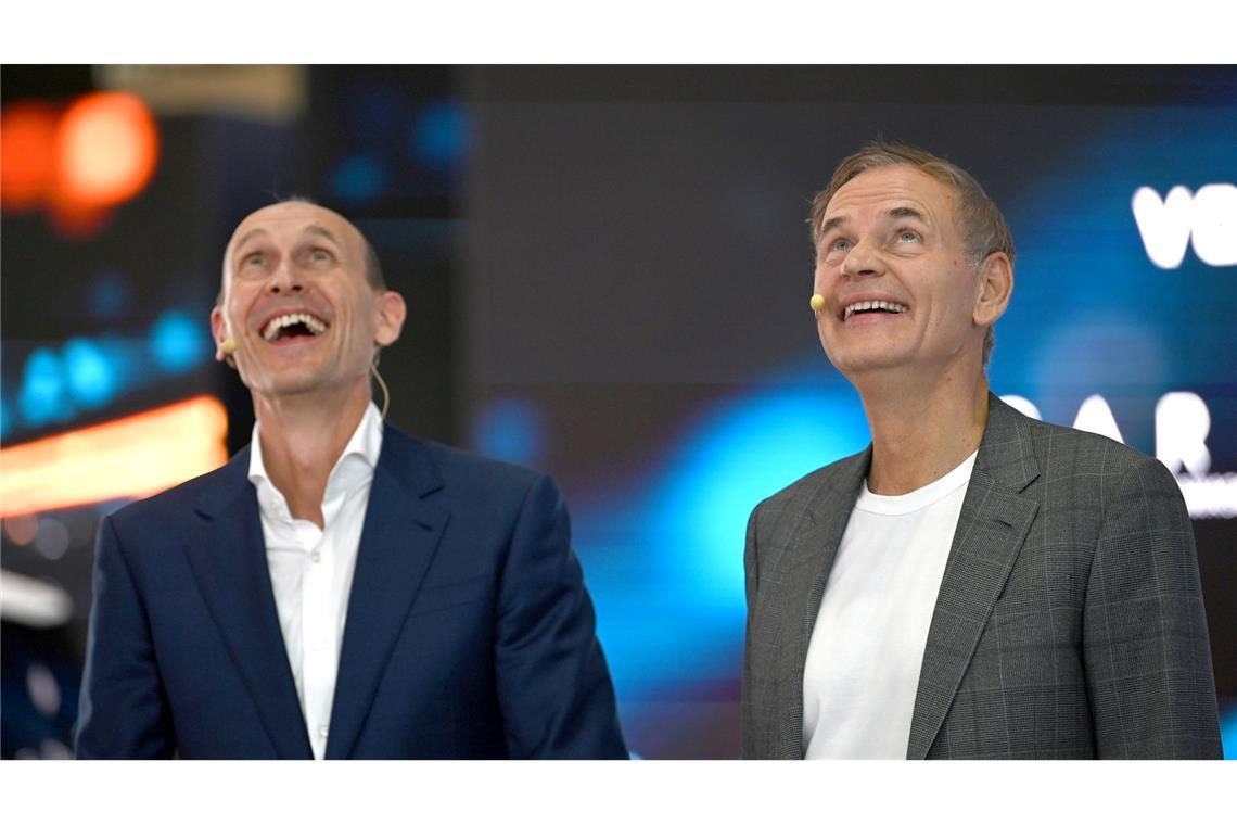 Volkswagen-Chef Oliver Blume (r) und Volkswagen-Vorstandmitglied für China, Ralf Brandstätter, in Shanghai. Der Konzern investiert trotz Schwierigkeiten viel Geld in die neue Technologie.