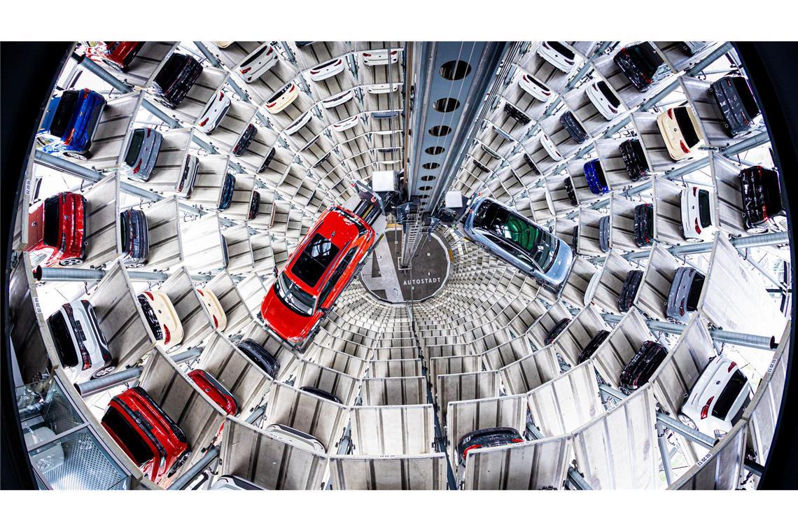 Bilder des Tages Volkswagen: Ein Volkswagen Tiguan (l) und ein Volkswagen ID.7 (r) werden in einem der beiden Autotürme der Volkswagen Autostadt aus Boxen gehoben.