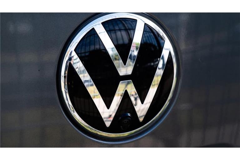 Volkswagen: Ein VW Logo glänzt auf einem Volkswagen Amarok. (Symbolfoto)