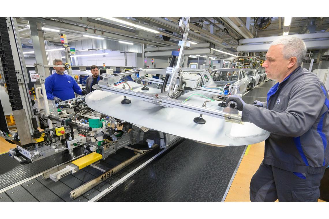 China-Geschäft schwächelt – VW-Gewinn bricht massiv ein Volkswagen peilt trotz der Branchenschwäche in diesem Jahr ein Umsatzwachstum an.