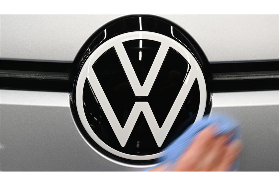 Volkswagen zeigt sich zuversichtlich, Produktionsstopps wegen fehlender Halbleiter noch abzuwenden. (Symbolbild)