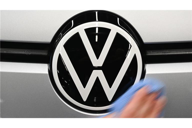 Volkswagen zeigt sich zuversichtlich, Produktionsstopps wegen fehlender Halbleiter noch abzuwenden. (Symbolbild)