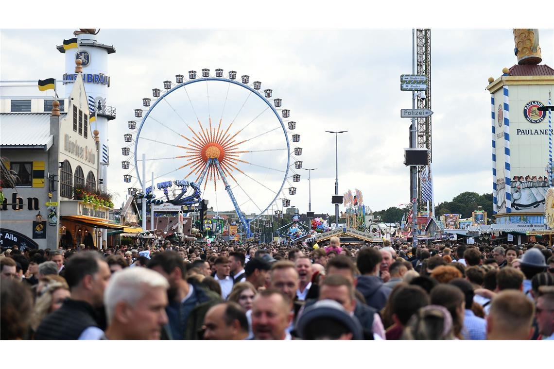 Wiesn viel zu voll - Kritik am Sicherheitskonzept Voll ist es auf der Wiesn oft - zum Tischwechsel ging nun kurzzeitig nichts mehr.