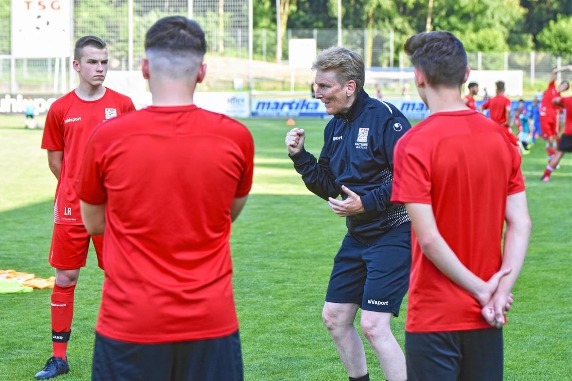 Vollblutfußballerin Carmen Holinka hilft mit ihrem großen Wissen der TSG-Jugend, wieder in die Erfolgsspur zu kommen. Foto: T. Sellmaier