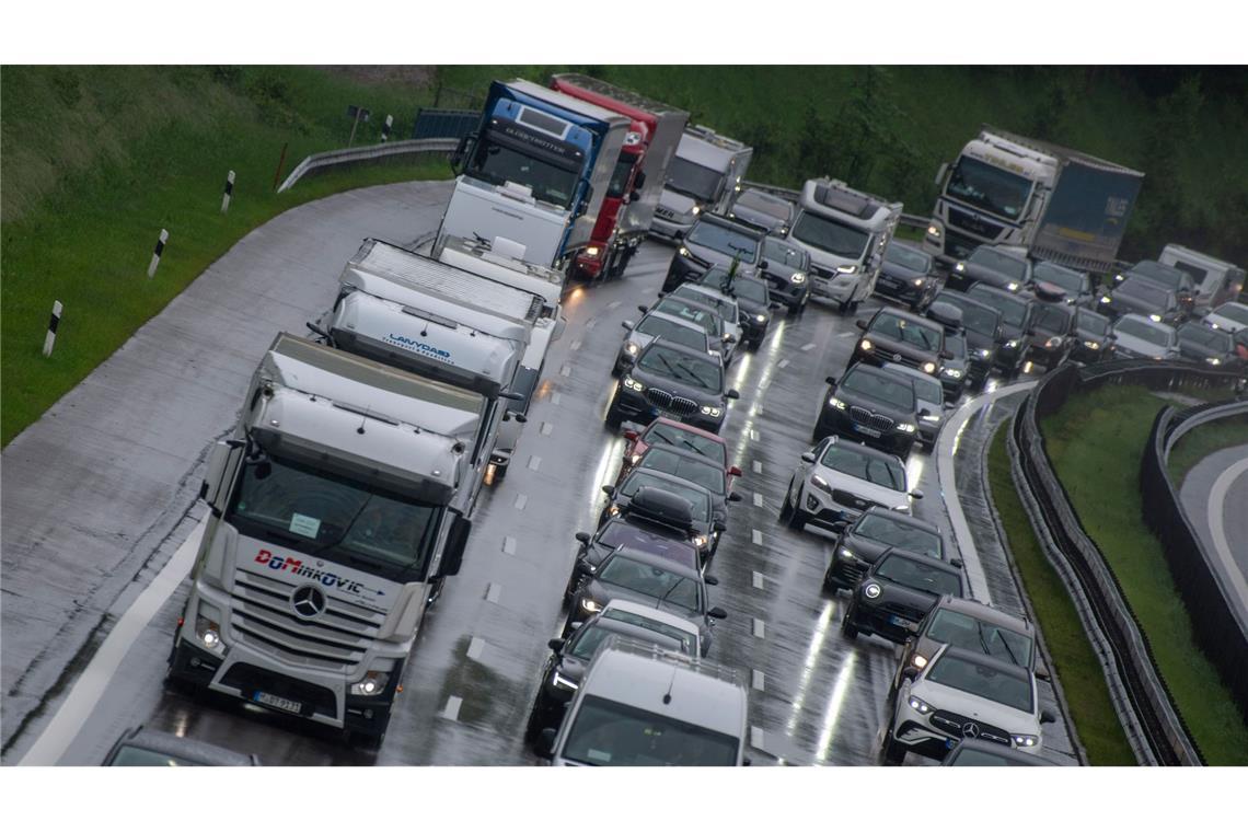 Pfingststau in Bayern, entspannte Verkehrslage in NRW Volle Fahrbahnen auf der A8 in Richtung Süden.