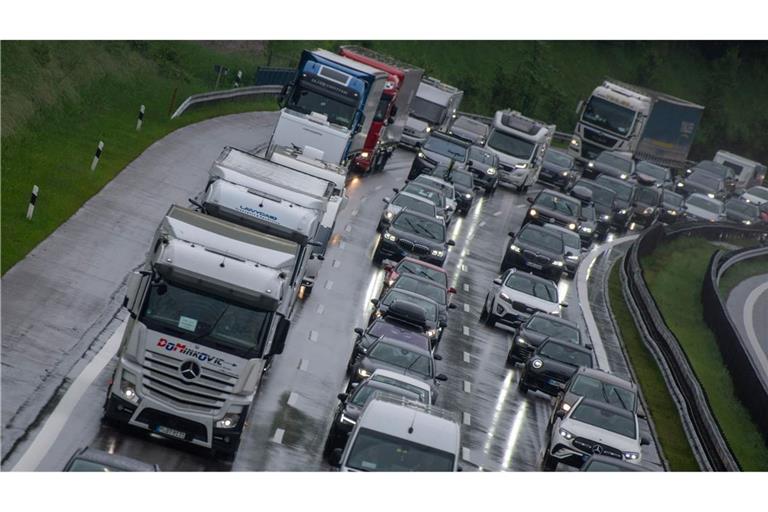 Volle Fahrbahnen auf der A8 in Richtung Süden.