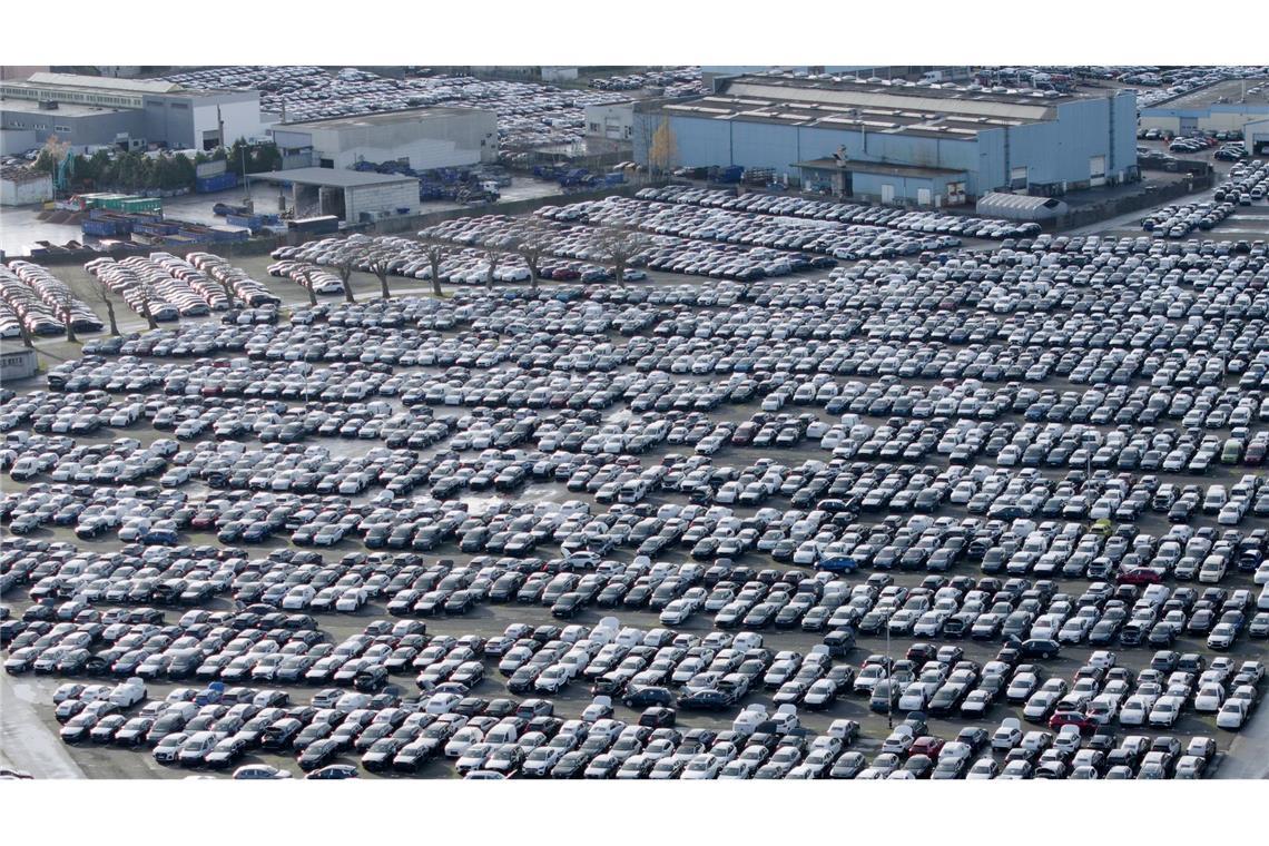 "Rabenschwarzes Quartal" für deutsche Autohersteller Volle Parkplätze, maue Kassen: Der Gewinn von VW, Mercedes-Benz und BMW ist im dritten Quartal in den Keller gerauscht. (Symbolbild)