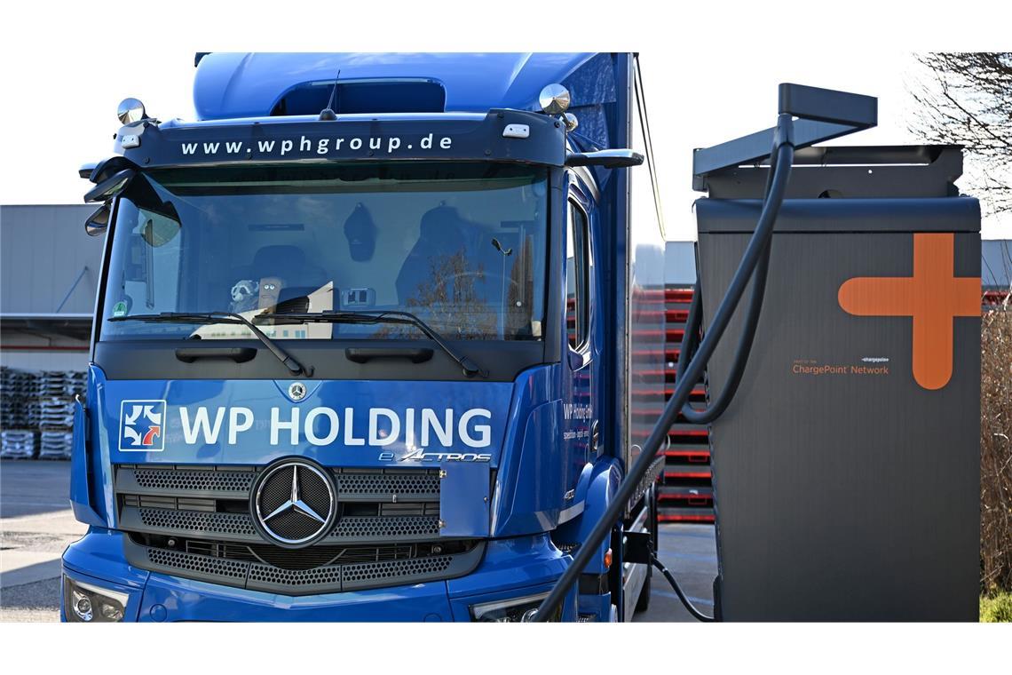 Voller Akku für die nächste Tour: Ein E-Lkw wird auf dem Gelände der WP Spedition in Zwickau geladen.