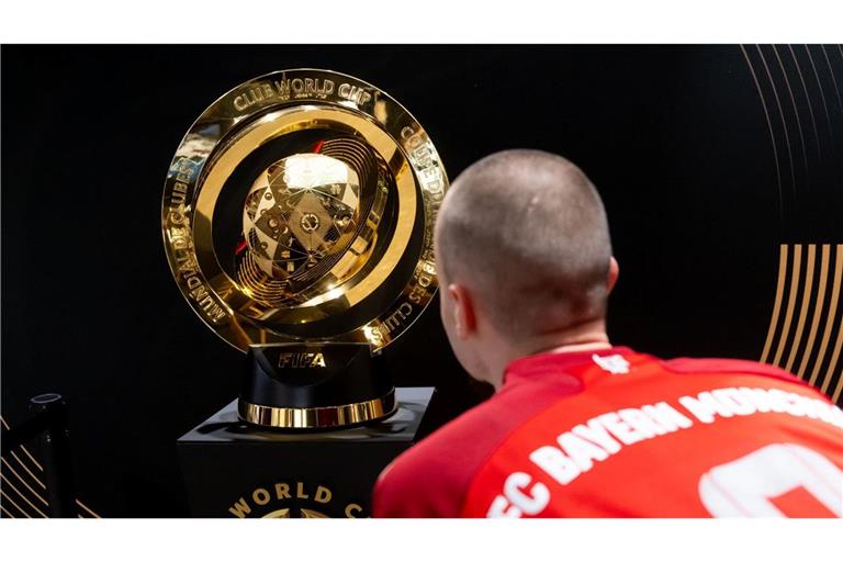 Voller Sehnsucht den Pokal im Blick