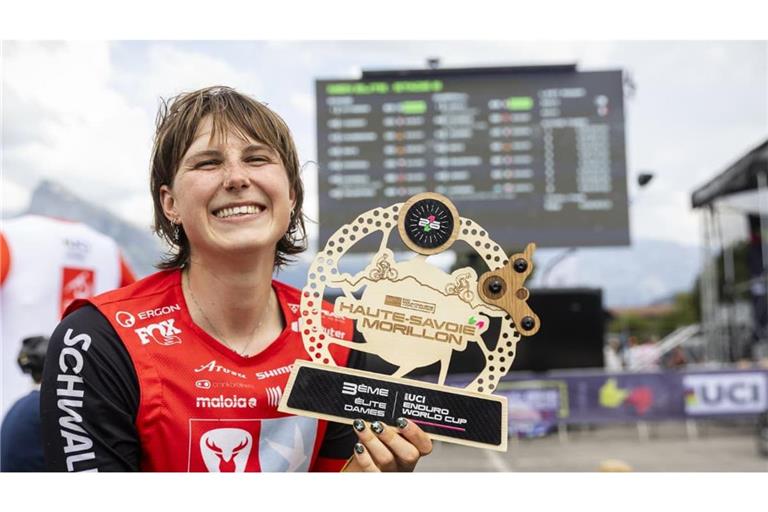 Voller Stolz präsentiert Helen Weber ihre Weltcup-Trophäe.