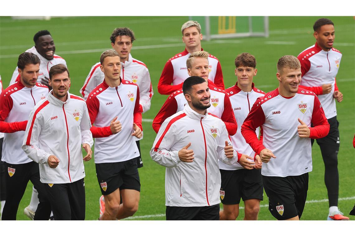 Voller Tatendrang im Training und – an Frontmann Deniz Undav gut erkennbar – bei bester Laune: die Mannschaft des VfB Stuttgart
