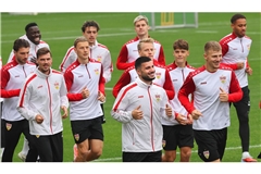Voller Tatendrang im Training und – an Frontmann Deniz Undav gut erkennbar – bei bester Laune: die Mannschaft des VfB Stuttgart