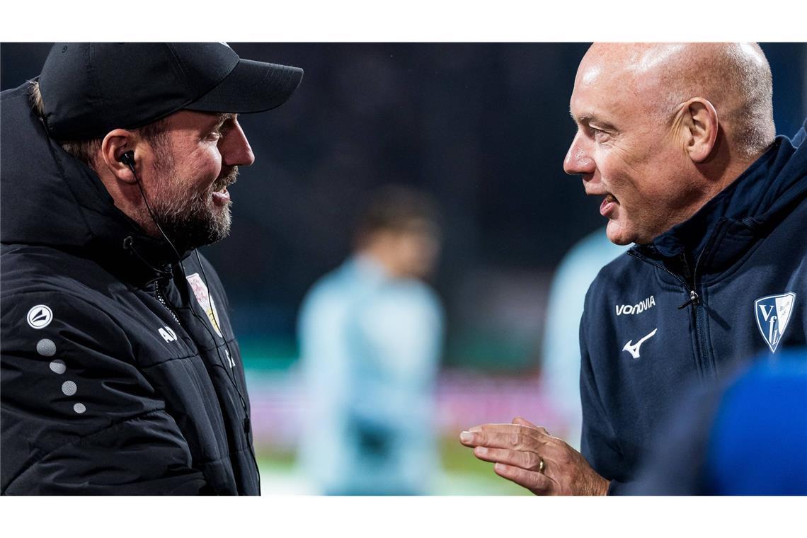 Voller Zuversicht fürs Achtelfinale – kurz vor Anpfiff reichen sich Sebastian Hoeneß und VfL-Coach Uwe Rösler die Hand.