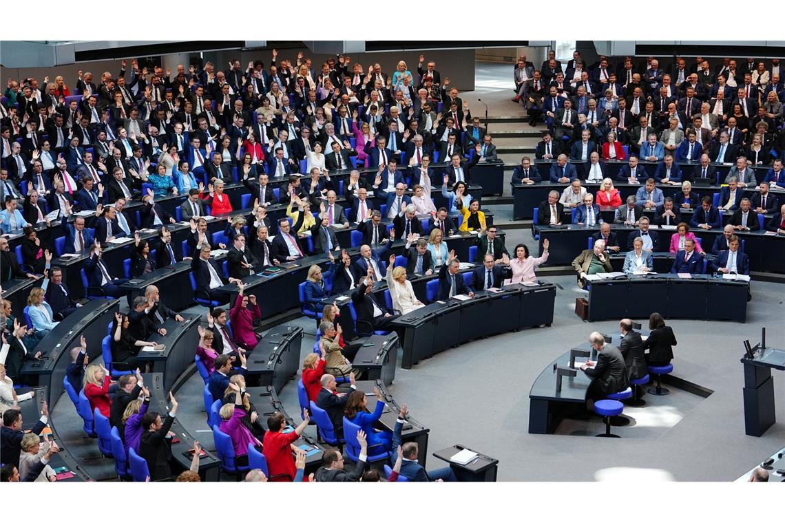 Neuer Bundestag konstituiert - alte Regierung entlassen Volles Haus bei der ersten Sitzung des neuen Bundestages.