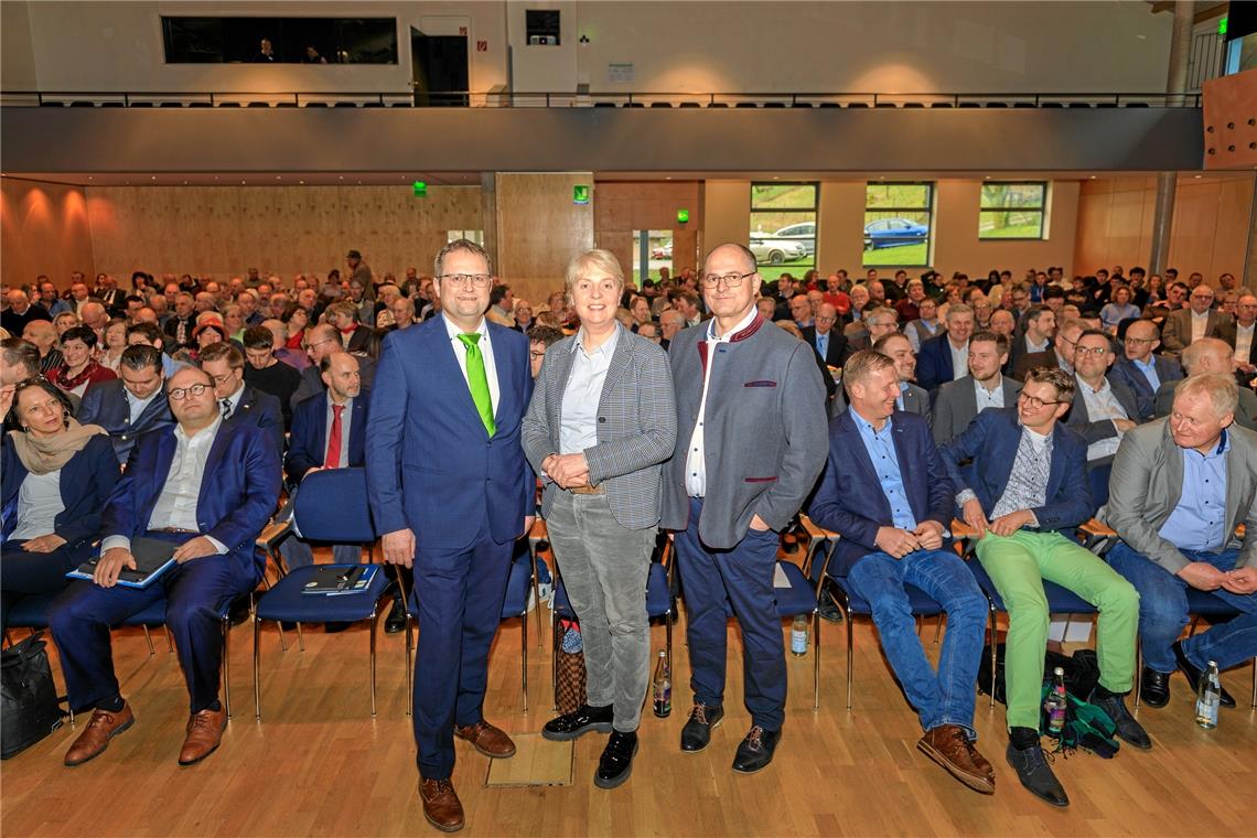 Volles Haus beim Bauerntag in der Murrhardter Festhalle. Vorsitzender Jürgen Maurer (links) und Geschäftsführer Helmut Bleher (rechts) vom Bauernverband Schwäbisch Hall/Hohenlohe/Rems freuen sich, dass Susanne Schulze Bockeloh, Vizepräsidentin des Deutschen Bauernverbandes, den Weg von Münster auf sich genommen hat, um über das Projekt „Zukunftsbauer“ zu berichten. Foto: Stefan Bossow