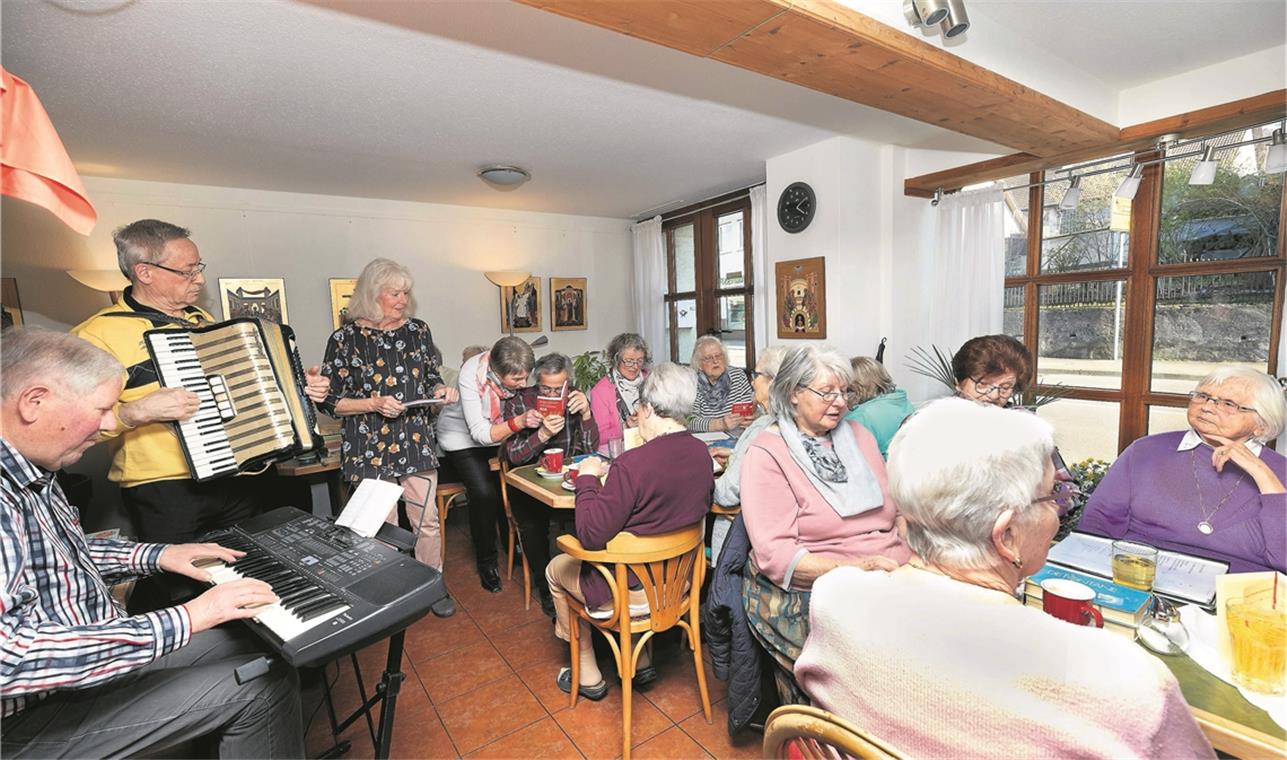 Die Hand reichen für den nächsten Schritt Volles Haus: Beim offenen Singkreis im Begegnungscafé ist einiges los. Edith Rummer (Dritte von links) und Evelin Kempter (Vierte von links) schauen, dass alle gut versorgt sind und haben ein offenes Ohr für ihre Gäste. Foto: J. Fiedler