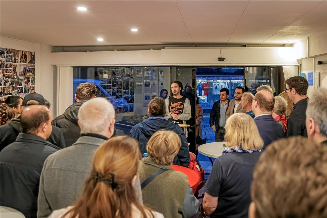 Die Arbeit am Miteinander und Füreinander Volles Haus im Zentrum der Vielfalt in Murrhardt: Jochen Schneider (hinten Mitte) begrüßt Vertreter von Stadt und Gemeinderat genauso wie Engagierte und dem Vifa Verbundene – und zieht Bilanz mit Blick auf das einjährige Bestehen. Fotos: Stefan Bossow