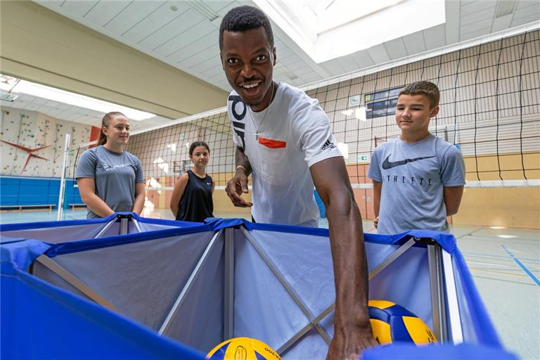 Volleyballcoach Bomby Nyemb aus Kamerun ist beim TSG-Training immer für einen Scherz zu haben. Foto: Alexander Becher