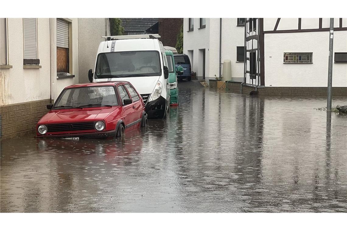Vollgelaufene Keller und Straßen unter Wasser: Ein Unwetter hat in Nordrhein-Westfalen für Überschwemmungen gesorgt.