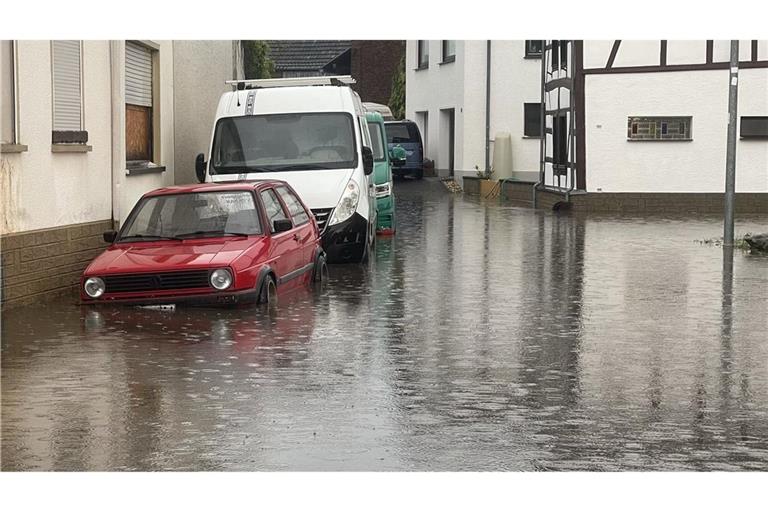 Vollgelaufene Keller und Straßen unter Wasser: Ein Unwetter hat in Nordrhein-Westfalen für Überschwemmungen gesorgt.