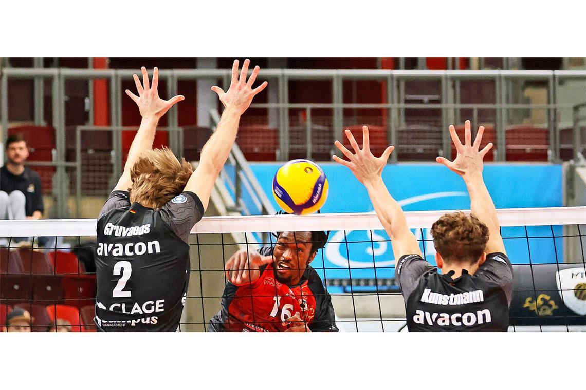 Volltreffer: Neuzugang Nyherowo Omene (Mitte) punktet für die Barock Volleys MTV Ludwigsburg.