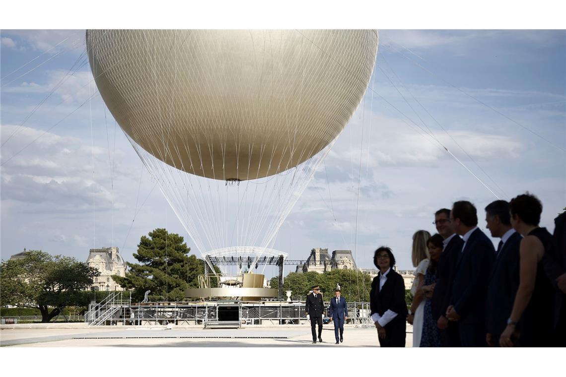 Olympischer Ballon in Paris steigt wieder auf Vom 21. Juni an steigt der Olympia-Ballon in Paris wieder in den Abendhimmel.