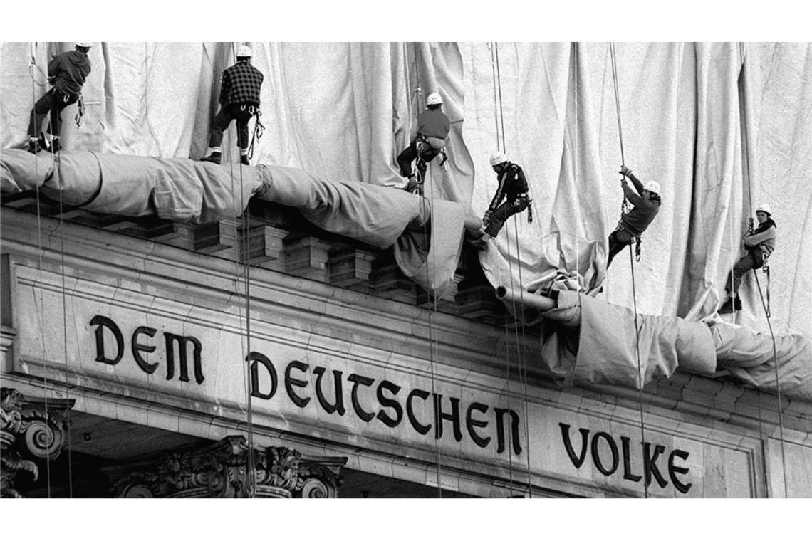 Ein Haus verschwindet, ein Bild bleibt Vom 24. Juni bis zum 7. Juli 1995 verschwand das Gebäude unter 100.000 Quadratmetern silbrig schimmernden Stoffs.