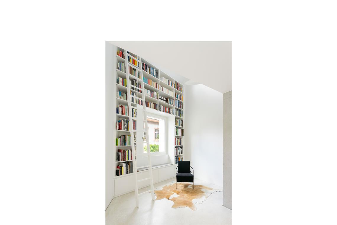 Vom Erdgeschoss mit Küchen- Essplatz geht es hinauf und an dem Lieblingsleseplatz mit Einbauregal und Sitznische hinauf in den Schlafbereich in dem Haus in Karlsruhe.