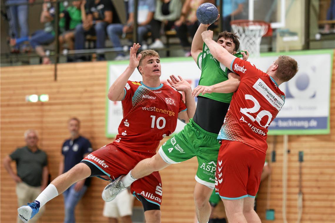 HCOB ist nur bis zur Pause auf Augenhöhe Vom Favoriten gestoppt: Elias Newel (Mitte) und der HCOB. Das Duell im DHB-Pokal ging mit 33:24 klar an Essen. Foto: Alexander Becher