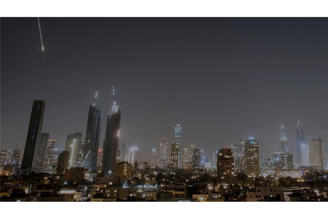 Vom Iran abgeschossene Raketen am Himmel über Tel Aviv.
