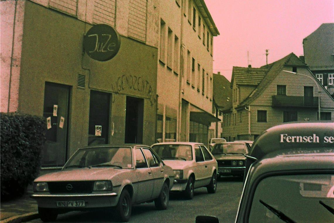 Nachtleben in Murrhardt: Legendäre Sessions und Gestalten Vom Jugendzentrum, hier eine Aufnahme aus den Anfängen in der Grabenstraße, ging es für Nachtschwärmer oft noch zu weiteren Stationen. Foto: MZ-Archiv
