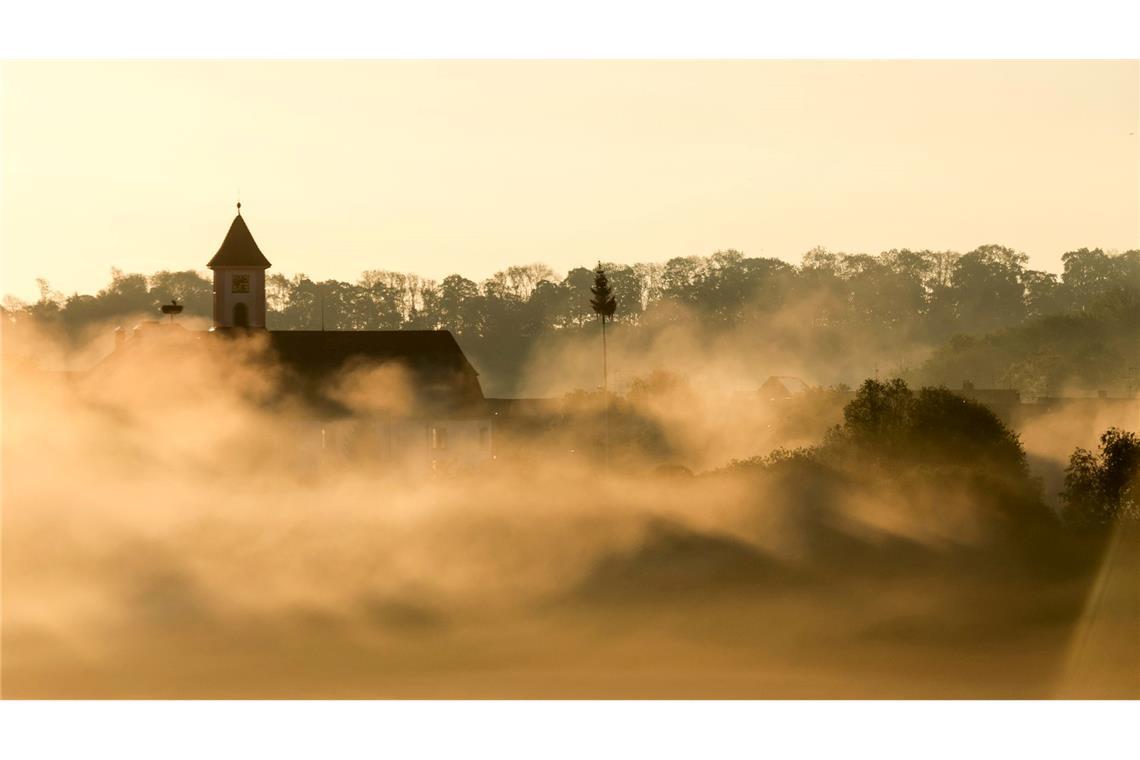 Vom Nebel umhüllt: die Kirche Sankt Gallus am Morgen kurz nach Sonnenaufgang.